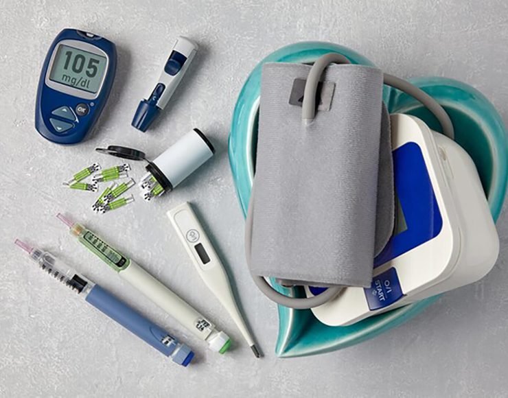 medidor-glucosa-sangre-jeringas-pluma-insulina-termometro-monitor-presion-arterial-recipiente-azul-forma-corazon-sobre-mesa-hormigon-gris-claro-equipo-medico-control-salud_327813-1205